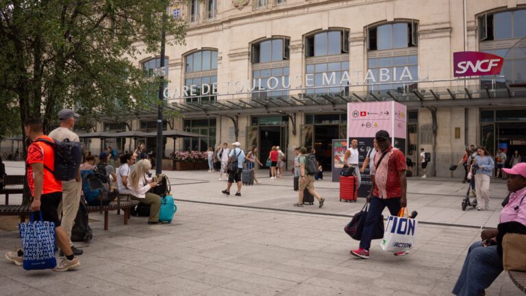 Trafic SNCF interrompu à Toulouse-Matabiau en raison d’un train arrêté en pleine voie.