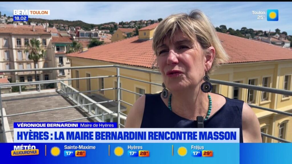 Véronique Bernardini, maire de Hyères, discute de projets avec Jean-Louis Masson, président du Département.