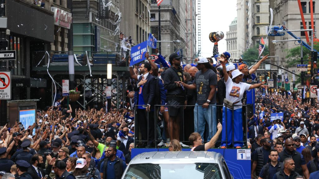 Parade des Knicks : une foule immense attire l’attention des New-Yorkais.
