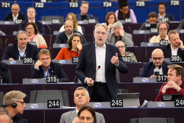 Le Parlement européen valide un accord commercial entre l’UE et les États-Unis.