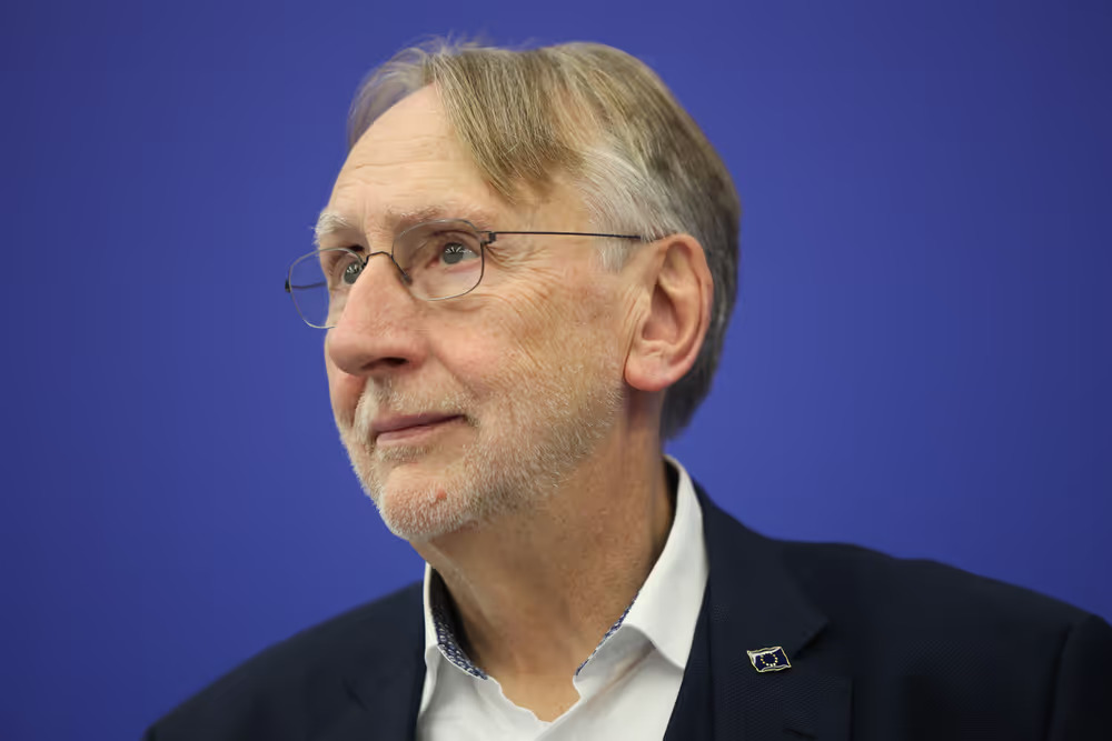 Ancien théologien et eurodéputé, il défie Trump sur des questions européennes.