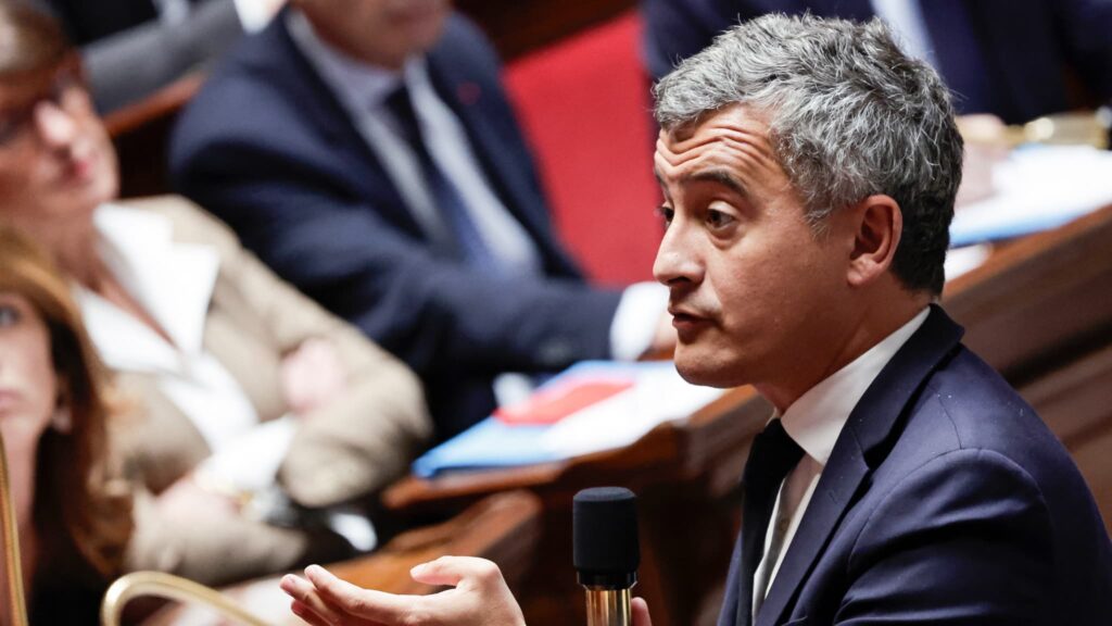 Gérald Darmanin maintient sa position malgré des appels croissants à sa démission.