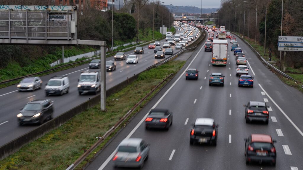 Un homme de 50 ans secouru par des automobilistes après une tentative de suicide à Toulouse.