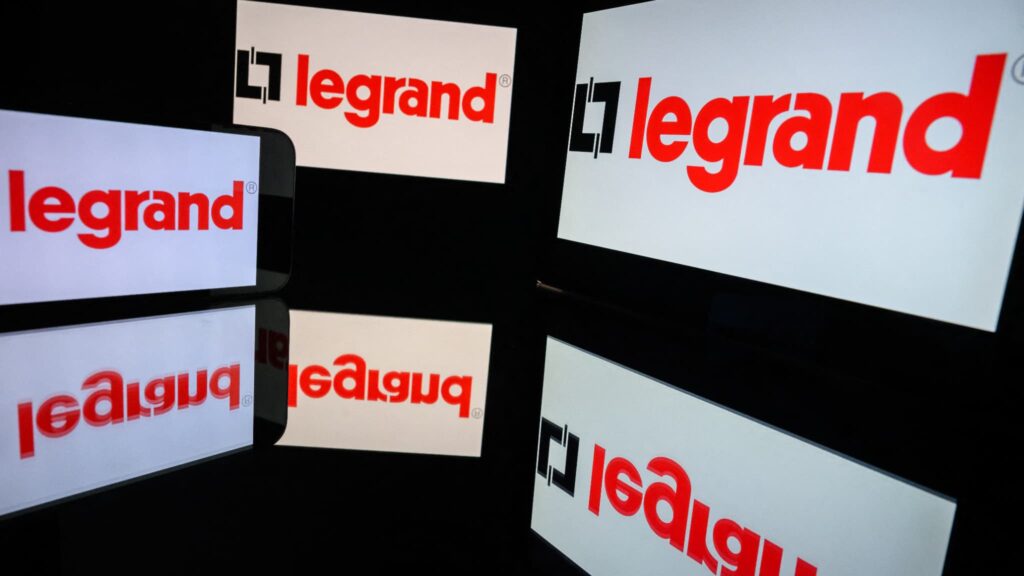 Legrand supprime 178 postes en France et investit 80 millions face à la concurrence.