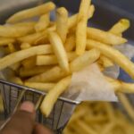La montée des fast-foods en France menace la survie de la restauration traditionnelle.