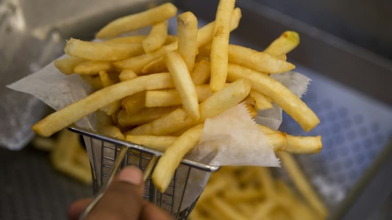 La montée des fast-foods en France menace la survie de la restauration traditionnelle.