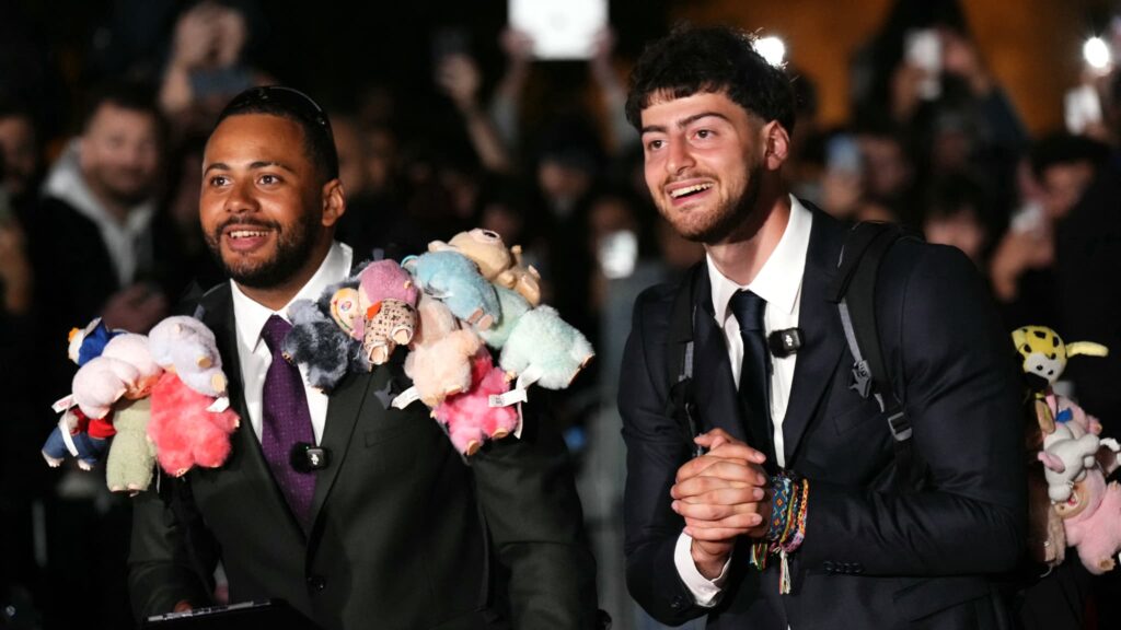 Byilhan et Nico achèvent leur traversée de la France à pied après 800 km parcourus.
