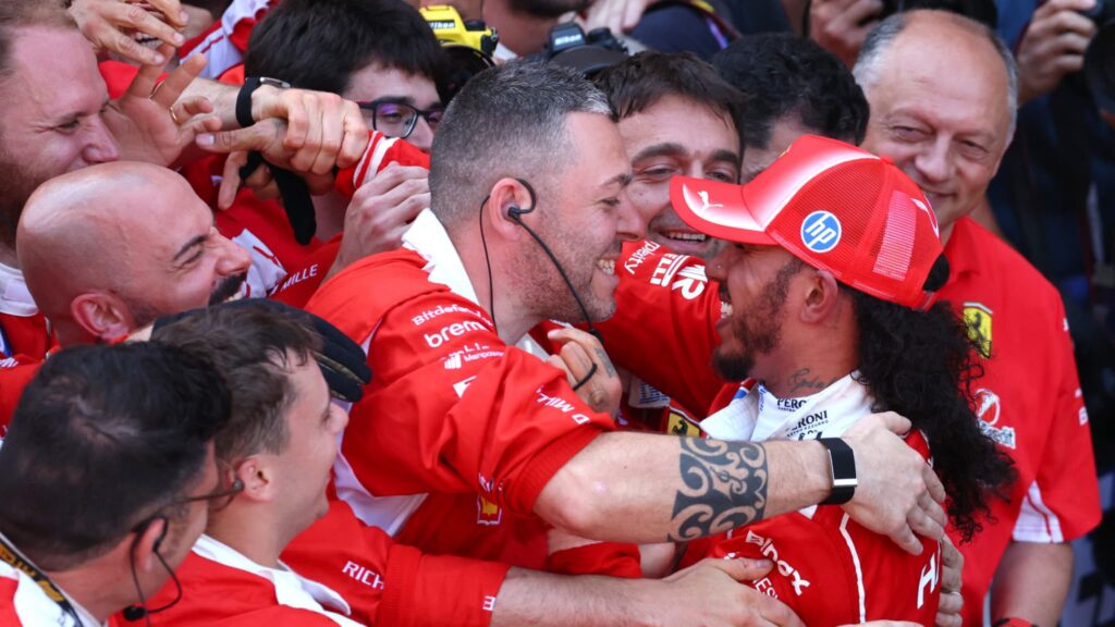 Lewis Hamilton remporte le GP de Barcelone et signe sa première victoire avec Ferrari.
