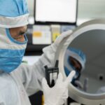 Visite de l’usine de fabrication de cartes mémoires en France : processus et conditions de production.