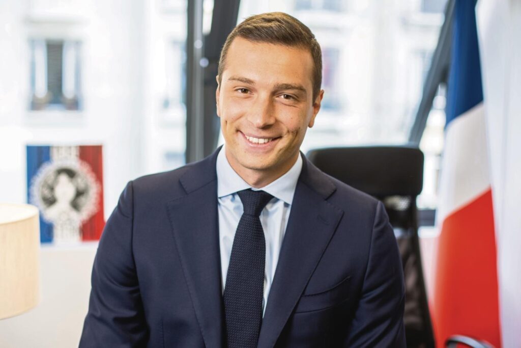 Jordan Bardella : le révolutionnaire qui a trouvé le minibar