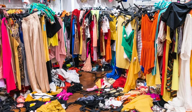 Loi anti fast-fashion : nouvelles règles sur l’étiquetage et restrictions publicitaires en France