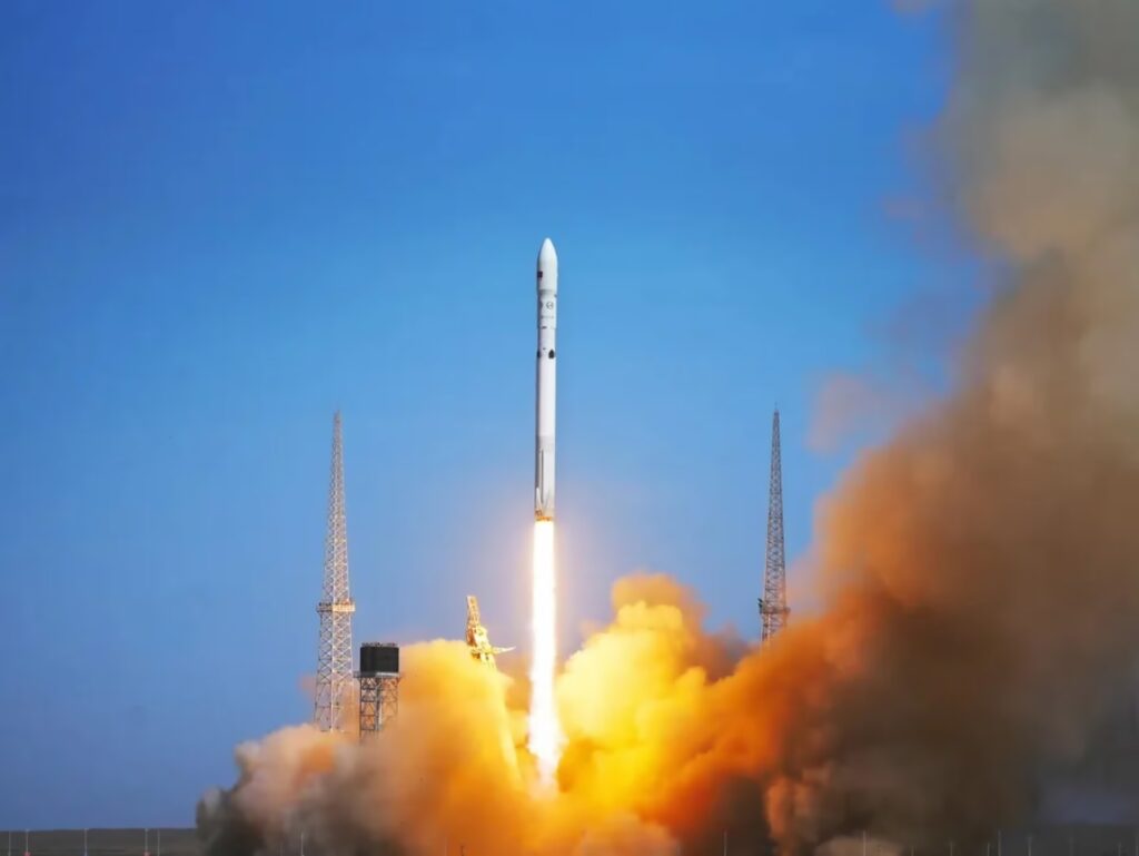 La Chine lance un nouveau lanceur spatial sans annonce préalable, suscitant des inquiétudes.