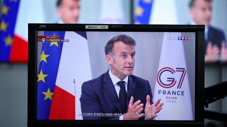 Macron et Trump échangent sur les droits de douane, tensions persistantes avec la France.