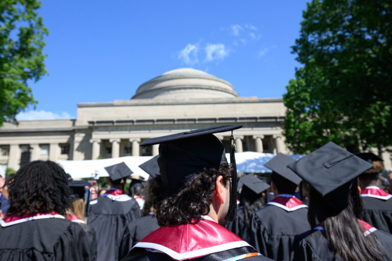 MIT classé première université mondiale selon le QS Rankings 2026-27.