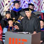 Alejandro Aravena exhorte les diplômés de l&rsquo;École d&rsquo;Architecture du MIT à agir avec bienveillance.