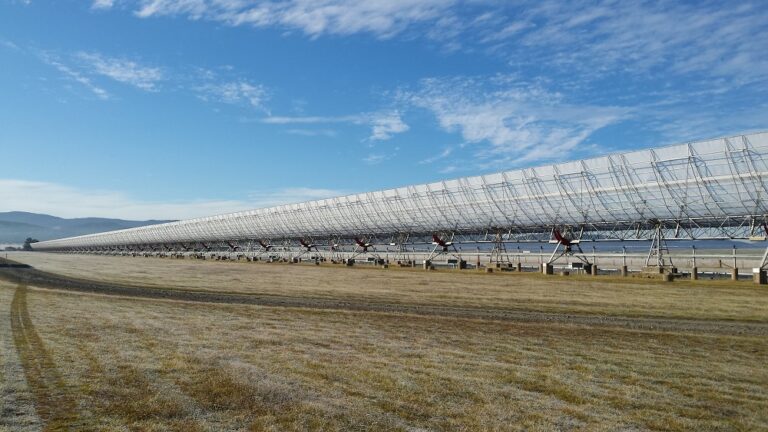 Renaissance du télescope radio Molonglo en Australie pour l’observation astronomique.