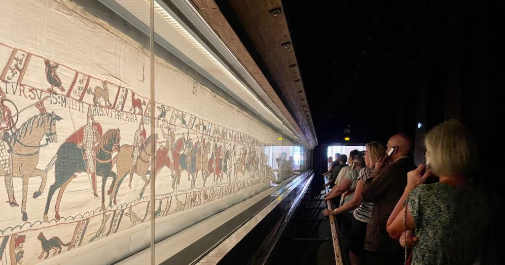GPS, nids de poule et Napoléon : la tapisserie de Bayeux exposée à Londres.