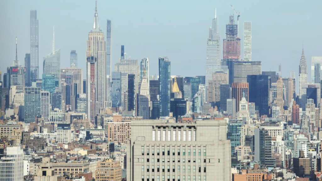 Loyers à New York : les studios à 3.995 dollars et la transformation de bureaux en logements