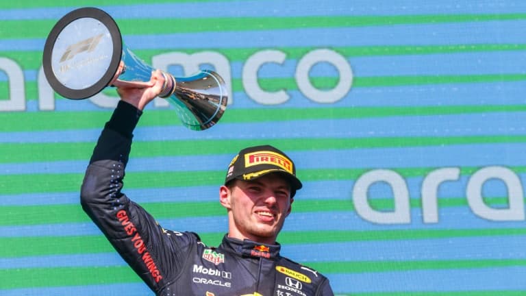 Max Verstappen remporte le Grand Prix avec une stratégie de course efficace et sans erreurs.