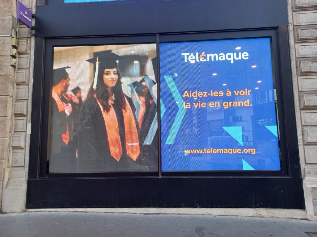 Télémaque célébré sur l’Avenue de l’Opéra pour la Journée mondiale de l’égalité des chances.