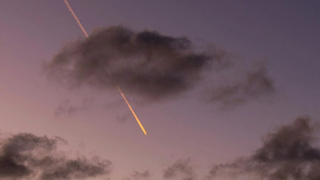Météore en Nouvelle-Angleterre atteint 67 592 km/h, provoquant une détonation de 230 tonnes de TNT.