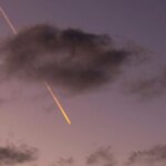 Météore en Nouvelle-Angleterre atteint 67 592 km/h, provoquant une détonation de 230 tonnes de TNT.