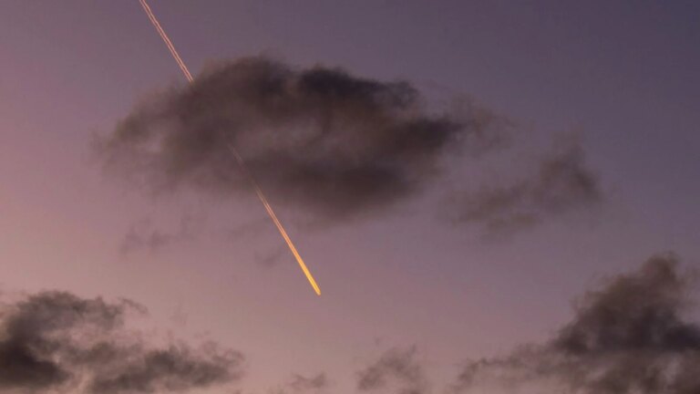 Météore en Nouvelle-Angleterre atteint 67 592 km/h, provoquant une détonation de 230 tonnes de TNT.