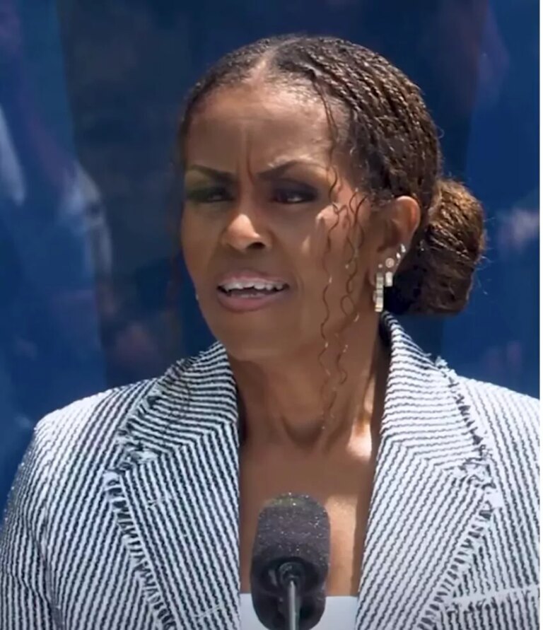 Michelle Obama prononce un discours sur l’amour à Chicago, soulignant l’engagement communautaire.