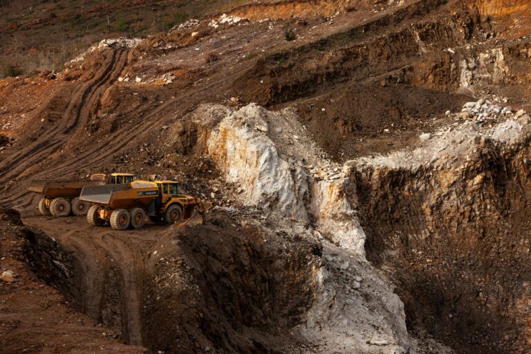 FNE analyse les idées reçues sur l’extraction minière en France et ses effets environnementaux.
