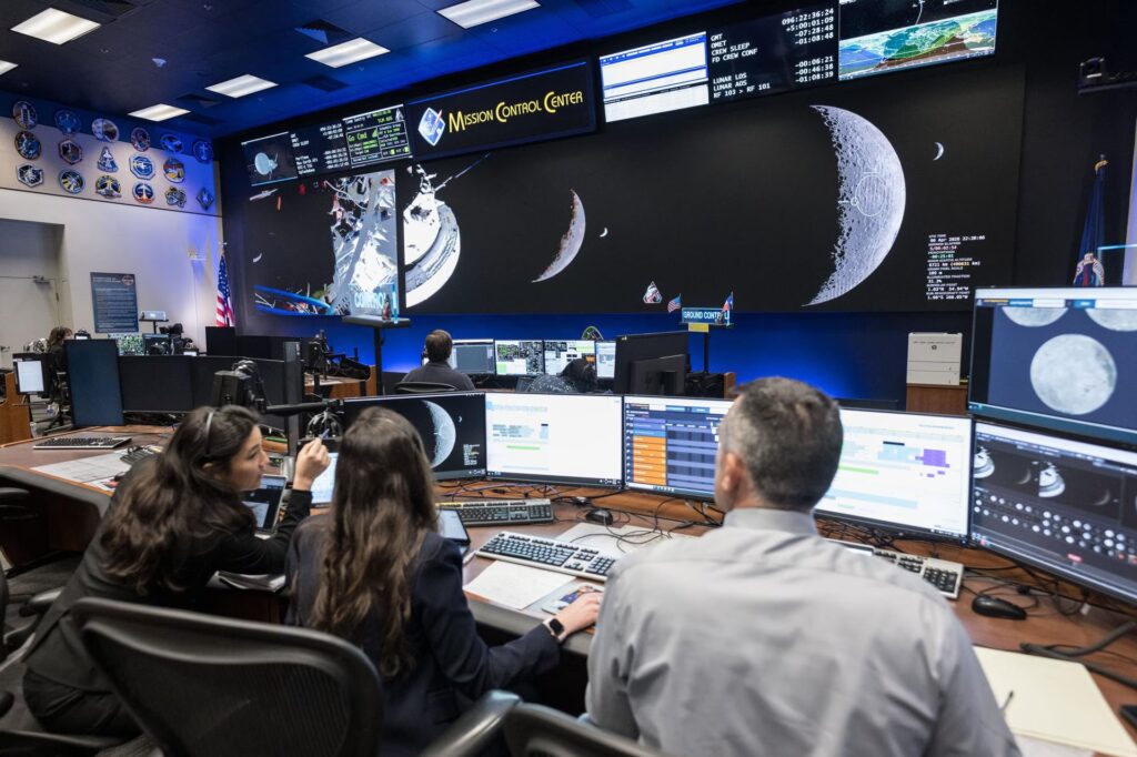 Retour de la NASA sur la Lune : enjeux pour SpaceX et Blue Origin en compétition.