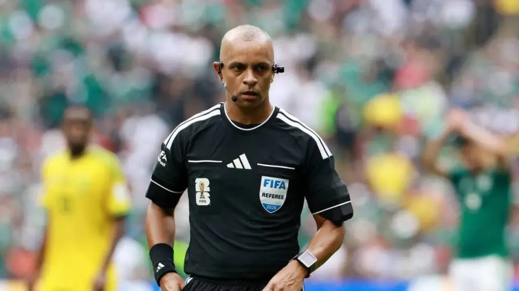 L’arbitre mexicain utilise un casque innovant lors de la Coupe du monde 2026.