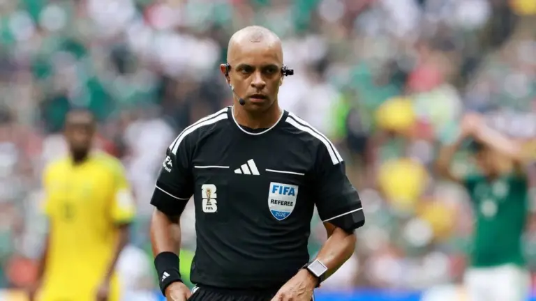 L’arbitre mexicain utilise un casque innovant lors de la Coupe du monde 2026.
