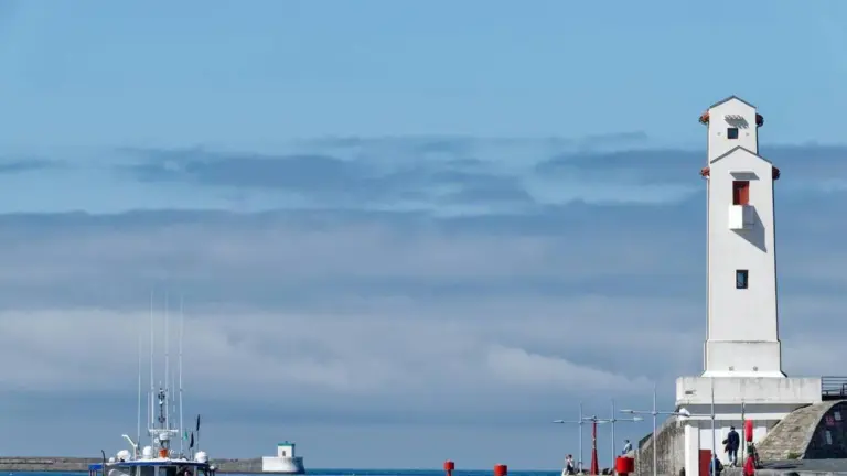 Naufrage d’un navire de pêche : trois marins sauvés après collision près de Saint-Jean-de-Luz