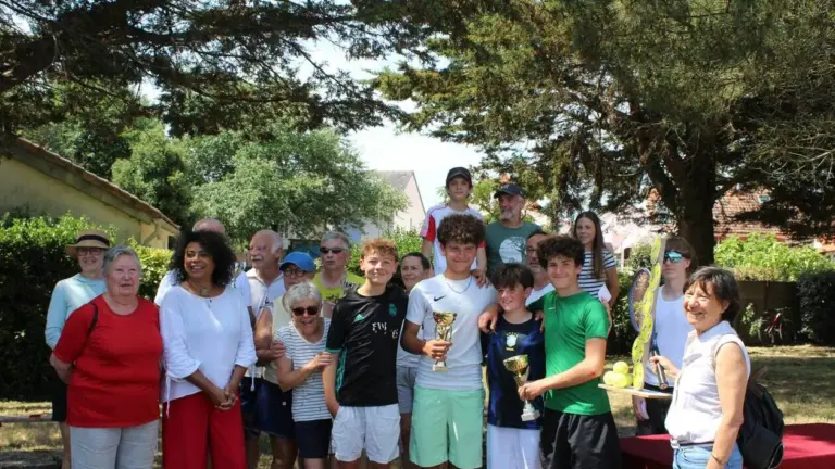 Succès du premier tournoi de tennis Brigitte Manoury aux Moutiers-en-Retz pour les participants.