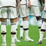 Pourquoi les joueurs percent leurs chaussettes lors des matches de la Coupe du monde ?