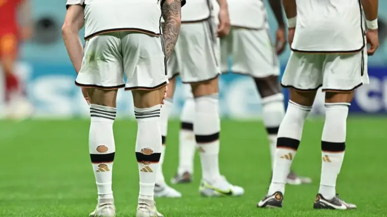 Pourquoi les joueurs percent leurs chaussettes lors des matches de la Coupe du monde ?