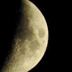 Un cratère lunaire se forme alors qu’une fusée SpaceX s’apprête à s’écraser.