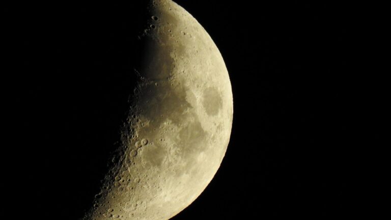 Un cratère lunaire se forme alors qu’une fusée SpaceX s’apprête à s’écraser.