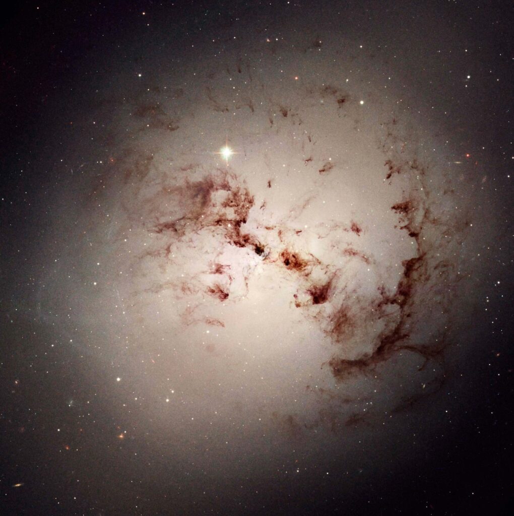Exploration des propriétés d’une galaxie elliptique géante par des astronomes internationaux