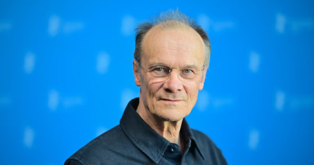 Edgar Selge publie ‘Tu nous as enfin trouvés’, un roman sur la quête d’identité