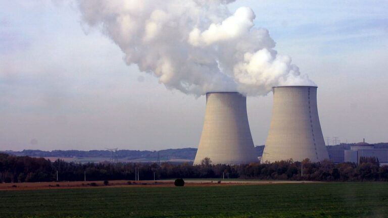 EDF anticipe des baisses de production dans ses centrales nucléaires en raison de températures élevées.