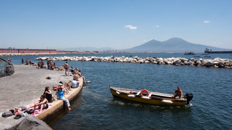Naples surpasse Milan en croissance économique, creusant le fossé entre le Nord et le Sud de l’Italie.