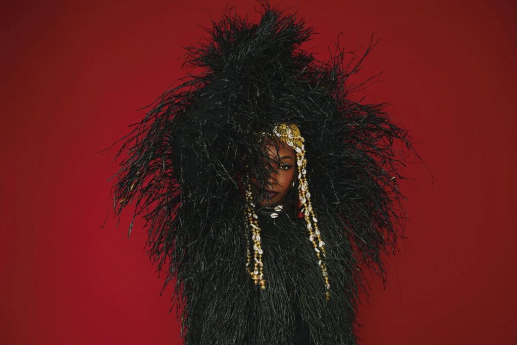 Fatoumata Diawara aborde la responsabilité de chanter pour guérir dans son nouvel album.