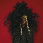 Fatoumata Diawara aborde la responsabilité de chanter pour guérir dans son nouvel album.