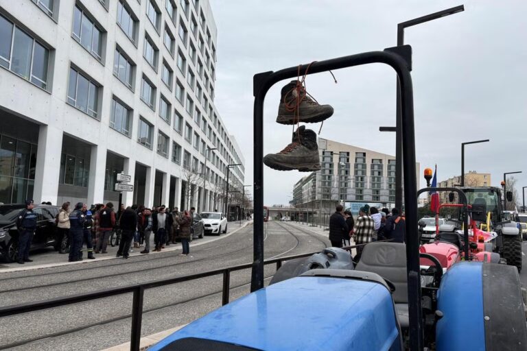 Mobilisation des agriculteurs azuréens : réunion en cours avec Christian Estrosi et soutien des automobilistes.