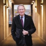Ralph Schor analyse 100 auteurs étrangers pour redéfinir le mythe de la Côte d’Azur.