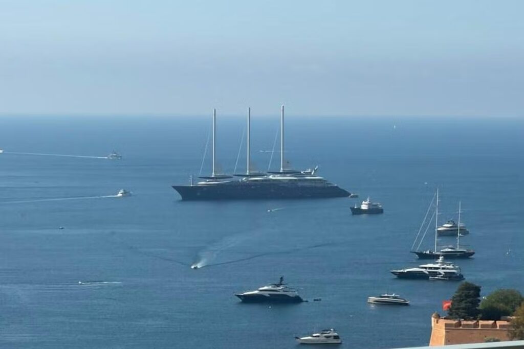 Le voilier Orient Express Corinthian fait escale au large de la Côte d’Azur.