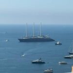 Le voilier Orient Express Corinthian fait escale au large de la Côte d’Azur.