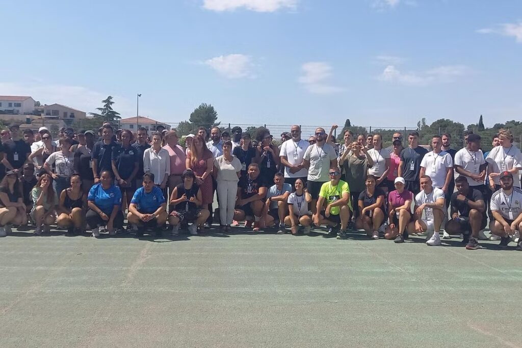 À Draguignan, pompiers et gendarmes rencontrent des chômeurs pour susciter des vocations.