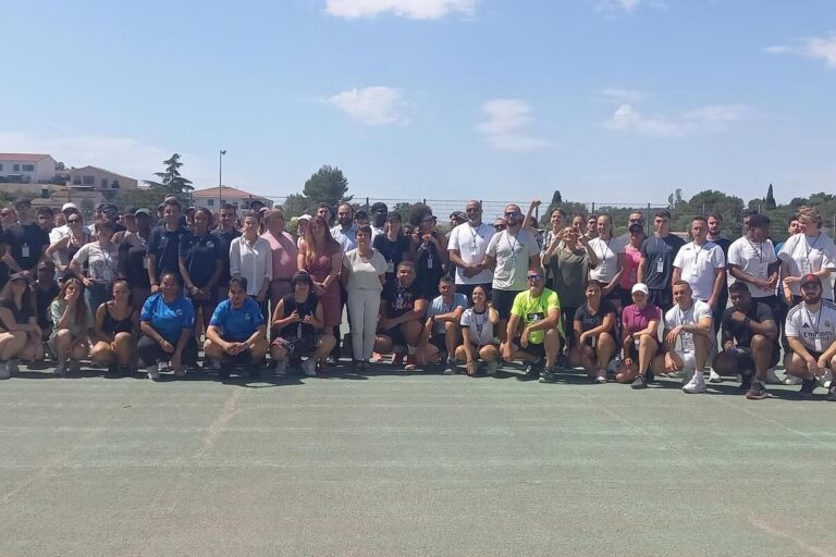 À Draguignan, pompiers et gendarmes rencontrent des chômeurs pour susciter des vocations.